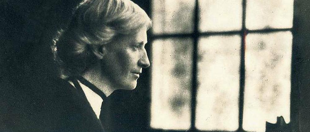 Eglantyne Jebb verteilte Flugblätter mit schockierenden Bildern, um wachzurütteln.