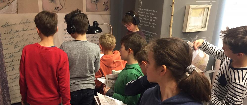 Voll dabei. Viele Schulklassen besuchen die Ausstellung in der Villa Oppenheim in Charlottenburg.