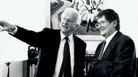 Richard von Weizsäcker zeigt und erklärt Lothar Heinke sein neues Zuhause als Alt-Bundespräsident