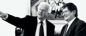 Richard von Weizsäcker zeigt und erklärt Lothar Heinke sein neues Zuhause als Alt-Bundespräsident