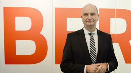 Brandenburgs Ministerpräsident Dietmar Woidke vor dem Logo des neuen Haupstadtflughafens.