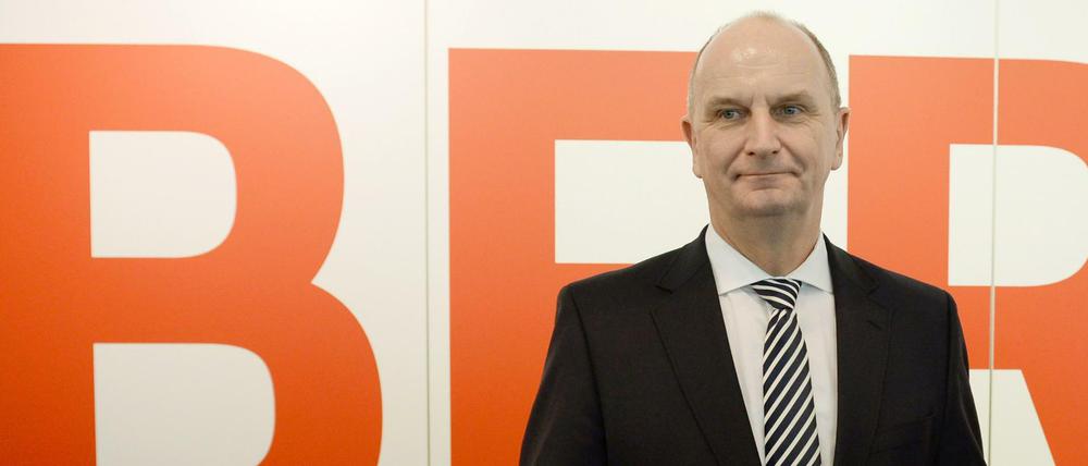 Brandenburgs Ministerpräsident Dietmar Woidke vor dem Logo des neuen Haupstadtflughafens.