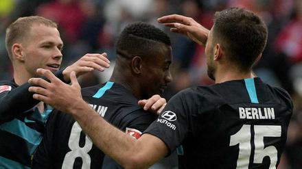 Salomon Kalou schoss Hertha mit zwei Toren nach 2:3-Rückstand noch zum 4:3-Sieg in Augsburg.