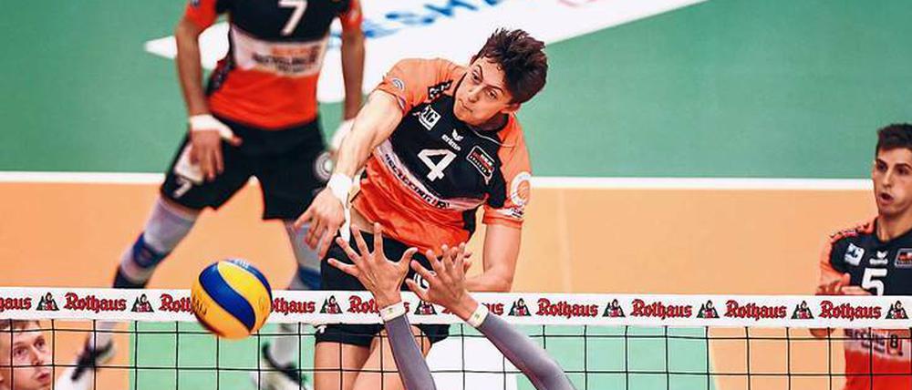 Ganz oben. Die BR Volleys, hier mit Jeffrey Jendrick, machen den Titel erneut auswärts in Friedrichshafen perfekt.