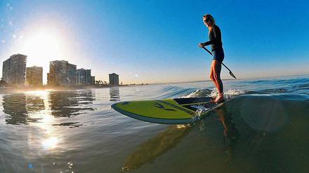 Vicki Carson bringt Touristen am Coronado Beach Stand-Up-Paddling bei.