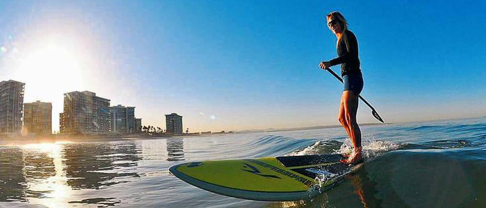 Vicki Carson bringt Touristen am Coronado Beach Stand-Up-Paddling bei.