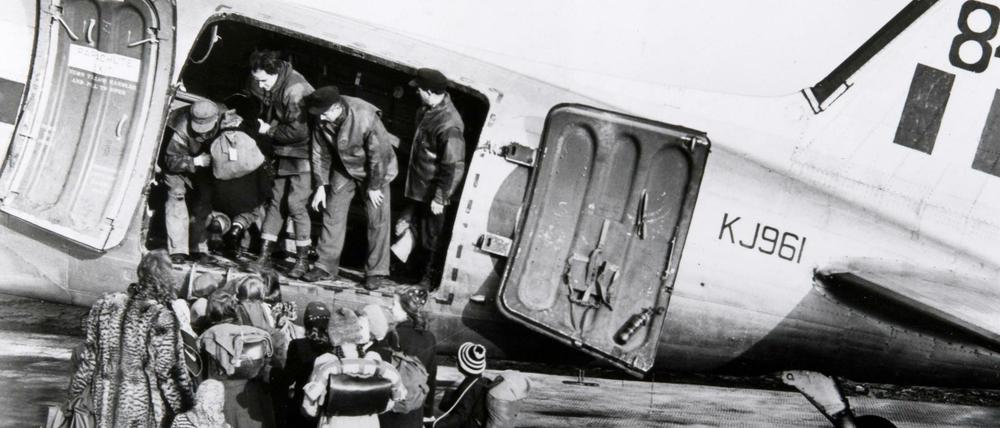 Abflug in Gatow. Auf dem einstigen britischen Militärflugplatz bestiegen die Kinder aus dem umzingelten West-Berlin die „Dakotas“.