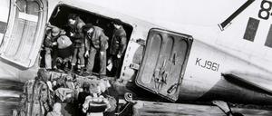 Abflug in Gatow. Auf dem einstigen britischen Militärflugplatz bestiegen die Kinder aus dem umzingelten West-Berlin die „Dakotas“.