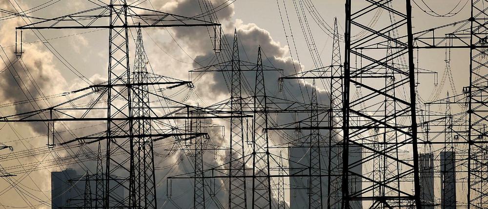RWE-Braunkohlekraftwerk Niederaußem bei Bergheim in die Höhe (Archivbild)