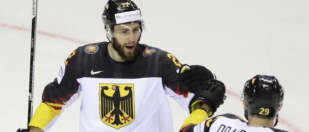 Matthias Plachta (l.) schoss Deutschland 1:0 in Führung.