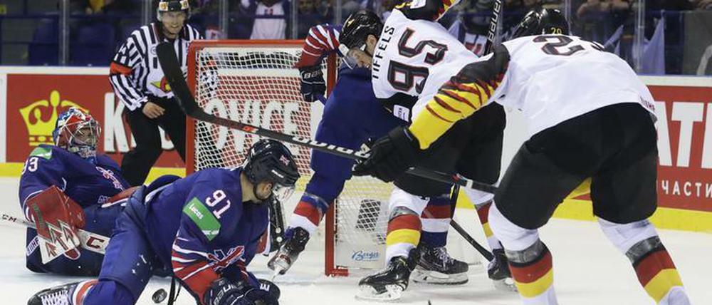 Belagerungszustand vor dem britischen Tor. Der Puck fand den Weg ins Netz aber erst spät im Spiel.