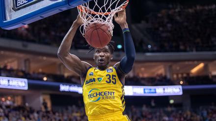 Das Ding eingetütet: Landry Nnoko und Alba Berlin holen sich einen Sieg in Ludwigsburg.