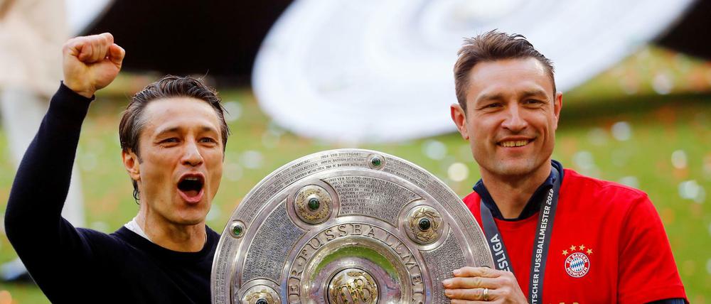 Da ist das Ding. Niko Kovac feiert mit seinem Co-Trainer und Bruder Robert den Gewinn der Meisterschaft.