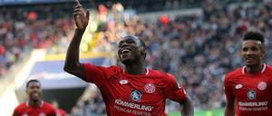 Siegen, singen, lachen. Der Mainzer Anthony Ujah (M.) jubelt über sein Tor zum 2:0 bei Eintracht Frankfurt.