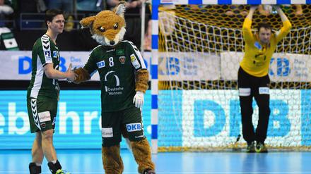 Das freut auch Fuchsi. Berlins Siebenmeter-König Hans Lindberg zielte auch gegen Ludwigsburg genau.