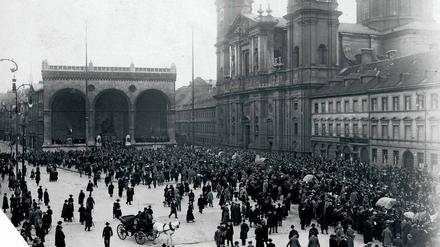 Als München nicht leuchtete. Aufmarsch von Regierungstruppen vor Publikum an der Feldherrnhalle 1919.