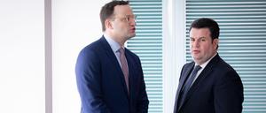 SPD-Sozialminister Hubertus Heil (rechts) möchte die Grundrente auf Kosten der Kranken- und der Arbeitslosenversicherung finanzieren. CDU-Gesundheitsminister Jens Spahn blockt das ab.