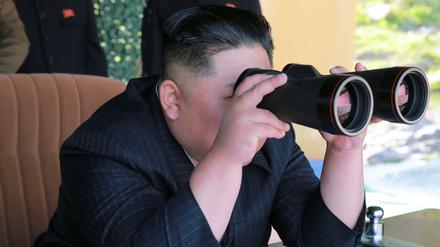 Alles im Blick: Nordkoreas Machthaber Kim Jong Un beobachtet Raketentests. 