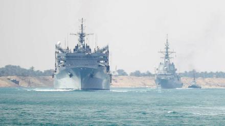 Der US-Flugzeugträger USS Abraham Lincoln im Suezkanal vor der Küste von Ägypten.