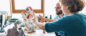 Robotern menschliches Greifen beizubringen ist vergleichsweise schwer – autonomes Fahren ist ein Kinderspiel dagegen. 