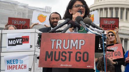 Die Demokratin Rashida Tlaib bei der Übergabe der Listen.