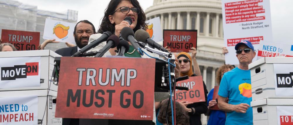 Die Demokratin Rashida Tlaib bei der Übergabe der Listen.