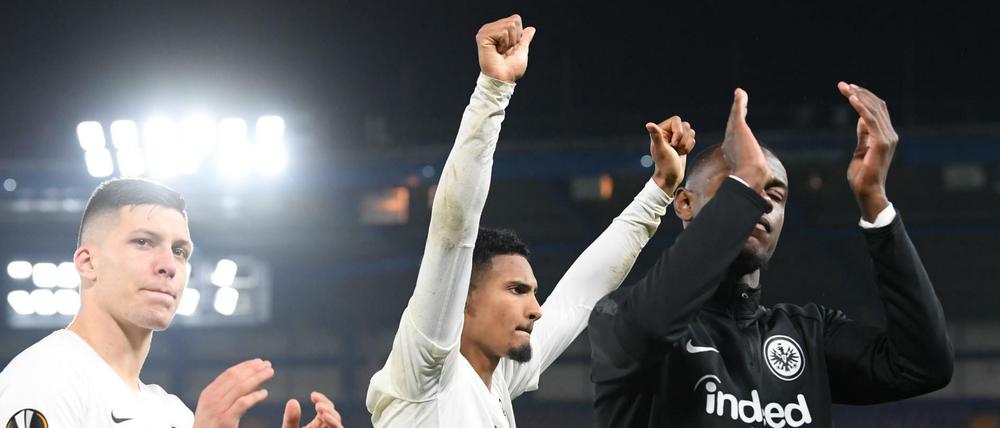 Sie gehen erhobenen Hauptes. Die Spieler von Eintracht Frankfurt nach dem verlorenen Elfmeterschießen von London.