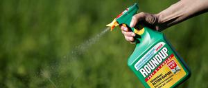 Umstrittenes Unkrautvernichtungsmittel: Roundup von Monsanto enthält den Wirkstoff Glyphosat. Das Mittel ist in der EU noch jahrelang zugelassen.