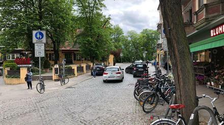 Sie sehen: eine Fußgängerzone.
