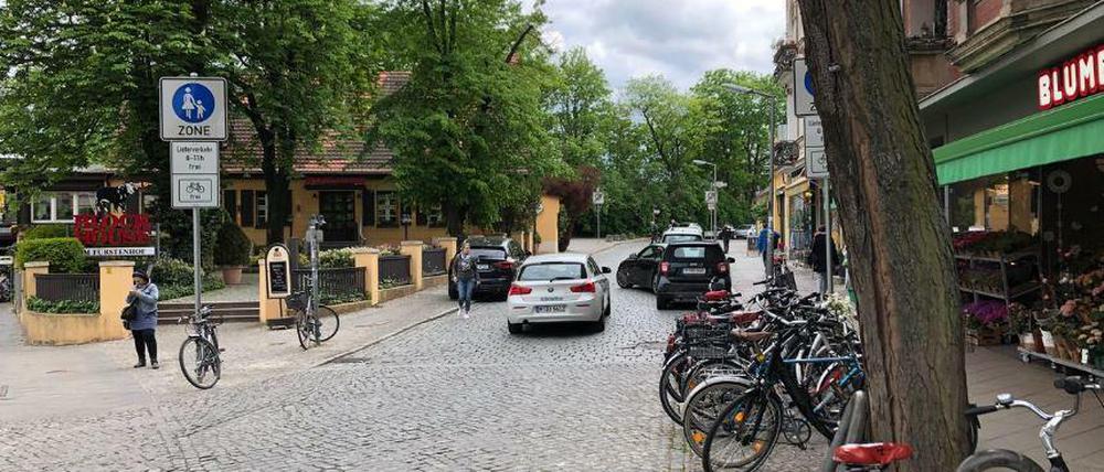 Sie sehen: eine Fußgängerzone.