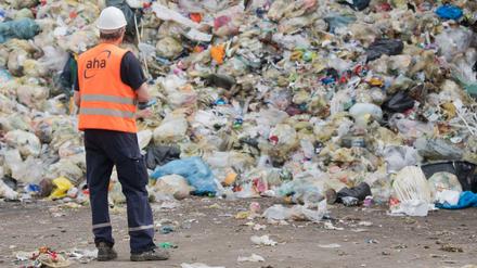 Plastikmüll liegt auf einer Deponie in Hannover.