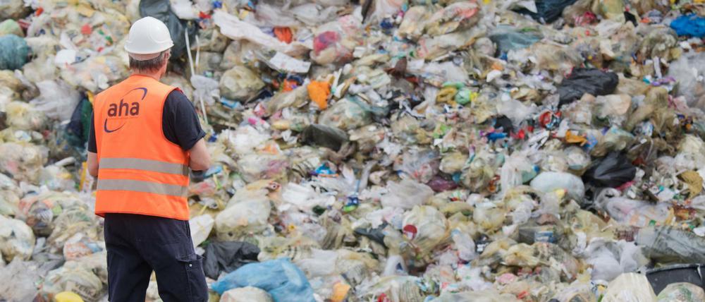 Plastikmüll liegt auf einer Deponie in Hannover.
