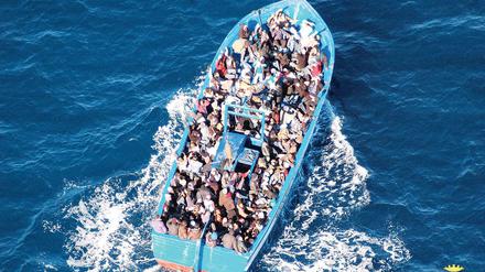 Ein Boot mit Flüchtlinge im Mittelmeer (Symbolbild). 