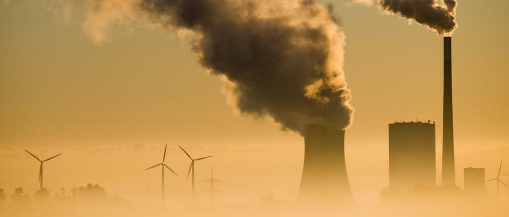 Das Kohlekraftwerk Mehrum und Windräder produzieren Strom.