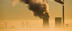 Das Kohlekraftwerk Mehrum und Windräder produzieren Strom.