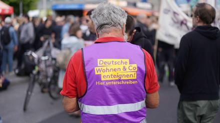 Die Initiative "Deutsche Wohnen &amp; Co. enteignen" sammelt Unterschriften für ein Volksbegehren.
