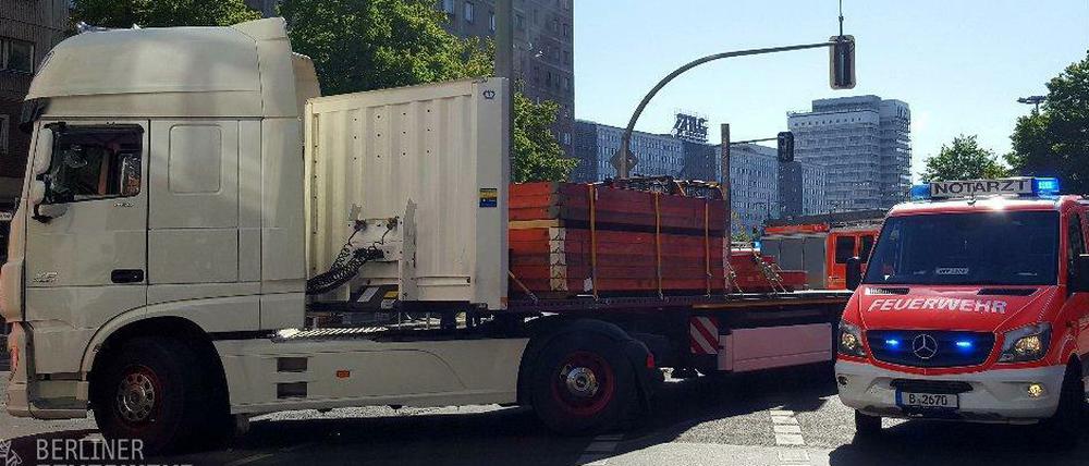 An der Kreuzung Memhardstraße/Rosa-Luxemburg-Straße wurde eine Radfahrerin von einem Lkw erfasst und lebensbedrohlich verletzt.
