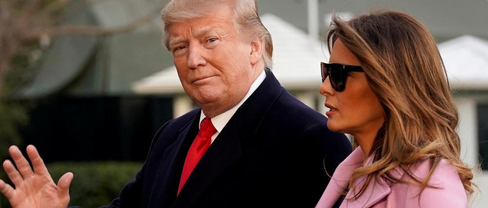 Ihm geht's gut: Donald Trump mit Ehefrau Melania Trump auf der Wiese vor dem Weißen Haus in Washington D.C.