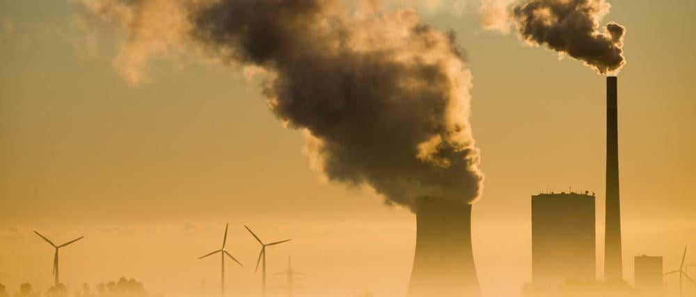 Der CO2-Preis muss für jede ausgestoßene Tonne CO2 bezahlt werden.