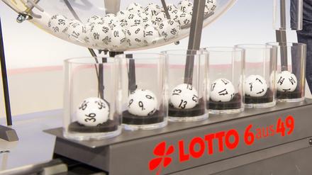 Die Kugeln für die Ziehung der Lottozahlen.