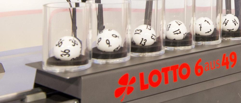 Die Kugeln für die Ziehung der Lottozahlen.