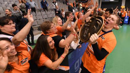 Sehen die Fans ihn wieder? Sergej Grankin (mit Pokal) liebäugelt mit einem Verbleib in Berlin.
