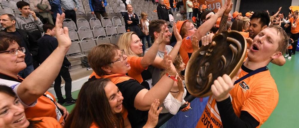 Sehen die Fans ihn wieder? Sergej Grankin (mit Pokal) liebäugelt mit einem Verbleib in Berlin.