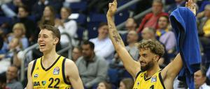 Sie lieben es, zu jubeln. Franz Wagner (l.) und Teamkollege Joshiko Saibou laufen nach einem Sieg über den Court.