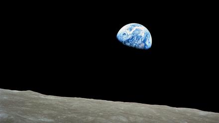 Das von der US-Weltraumbehörde am 25.12.2013 zur Verfügung gestellte Foto zeigt den Erdaufgang über dem Horizont des Mondes am 24.12.1968 aus der Sicht der Apollo 8 Mission. 