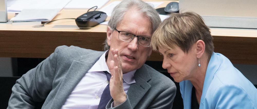 Da geht's lang. Finanzsenator Matthias Kollatz (SPD) und Sozialsenatorin Elke Breitenbach (Linke).