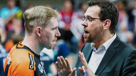 Trainer Cedric Enard (r.) kann auch in der kommenden Saison auf seinen russischen Zuspieler einreden.