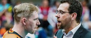 Trainer Cedric Enard (r.) kann auch in der kommenden Saison auf seinen russischen Zuspieler einreden.