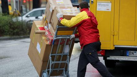 Paketboten arbeiten oft unter schwierigen Bedingungen. 