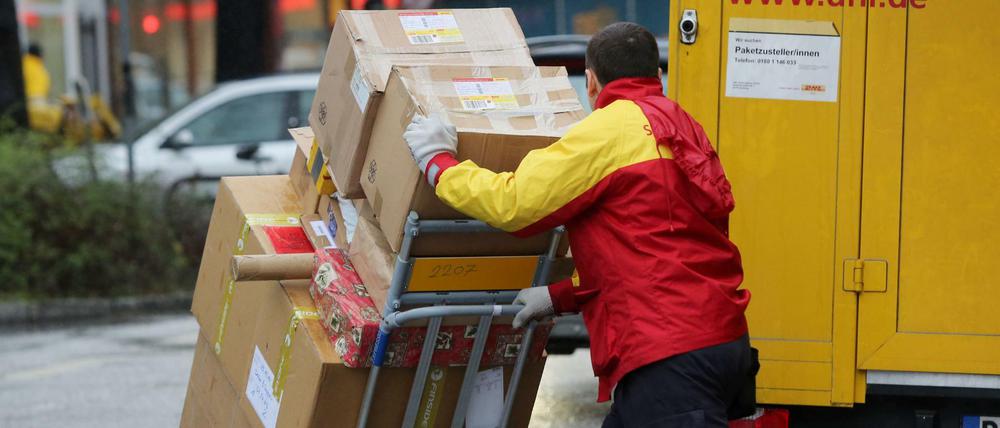 Paketboten arbeiten oft unter schwierigen Bedingungen.